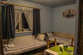 Отели типа «постель и завтрак» Home Traveller Освенцим Четырехместный номер с двухъярусными кроватями и ванной комнатой-7