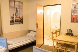 Отели типа «постель и завтрак» Home Traveller Освенцим Четырехместный номер с ванной комнатой-11