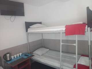 Отели типа «постель и завтрак» Home Traveller Освенцим Четырехместный номер с двухъярусными кроватями и ванной комнатой-1