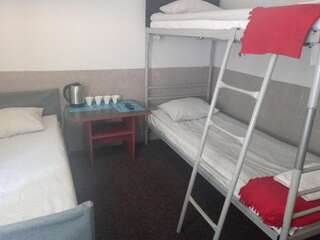 Отели типа «постель и завтрак» Home Traveller Освенцим Четырехместный номер с двухъярусными кроватями и ванной комнатой-5